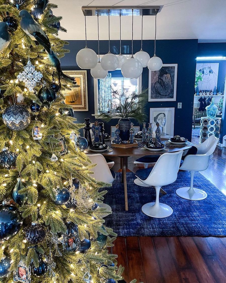 Blue christmas decor via @melmitchia