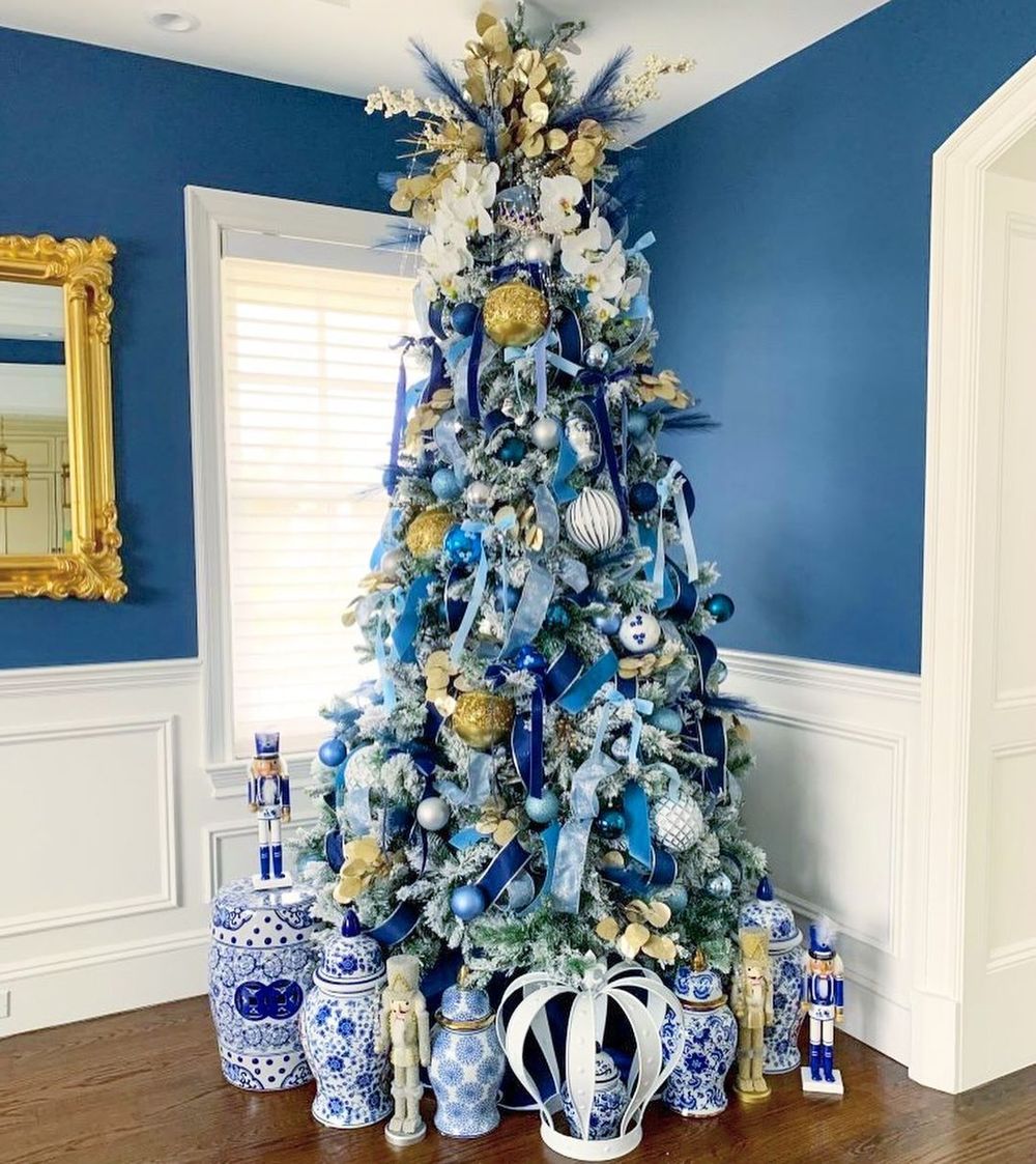 Blue christmas tree decor via @harborbluehouse