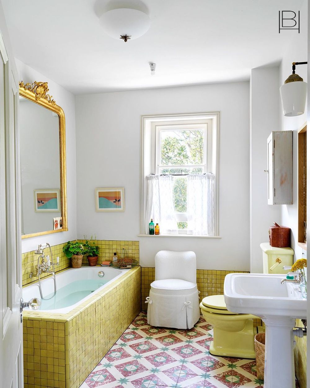 Neo-traditional bathroom via beataheuman