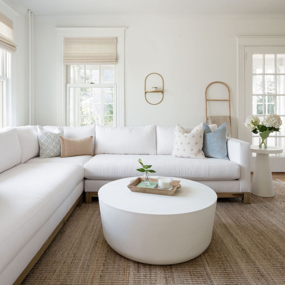 Modern Coastal Decor White Sofa Via @dburnsinteriors 