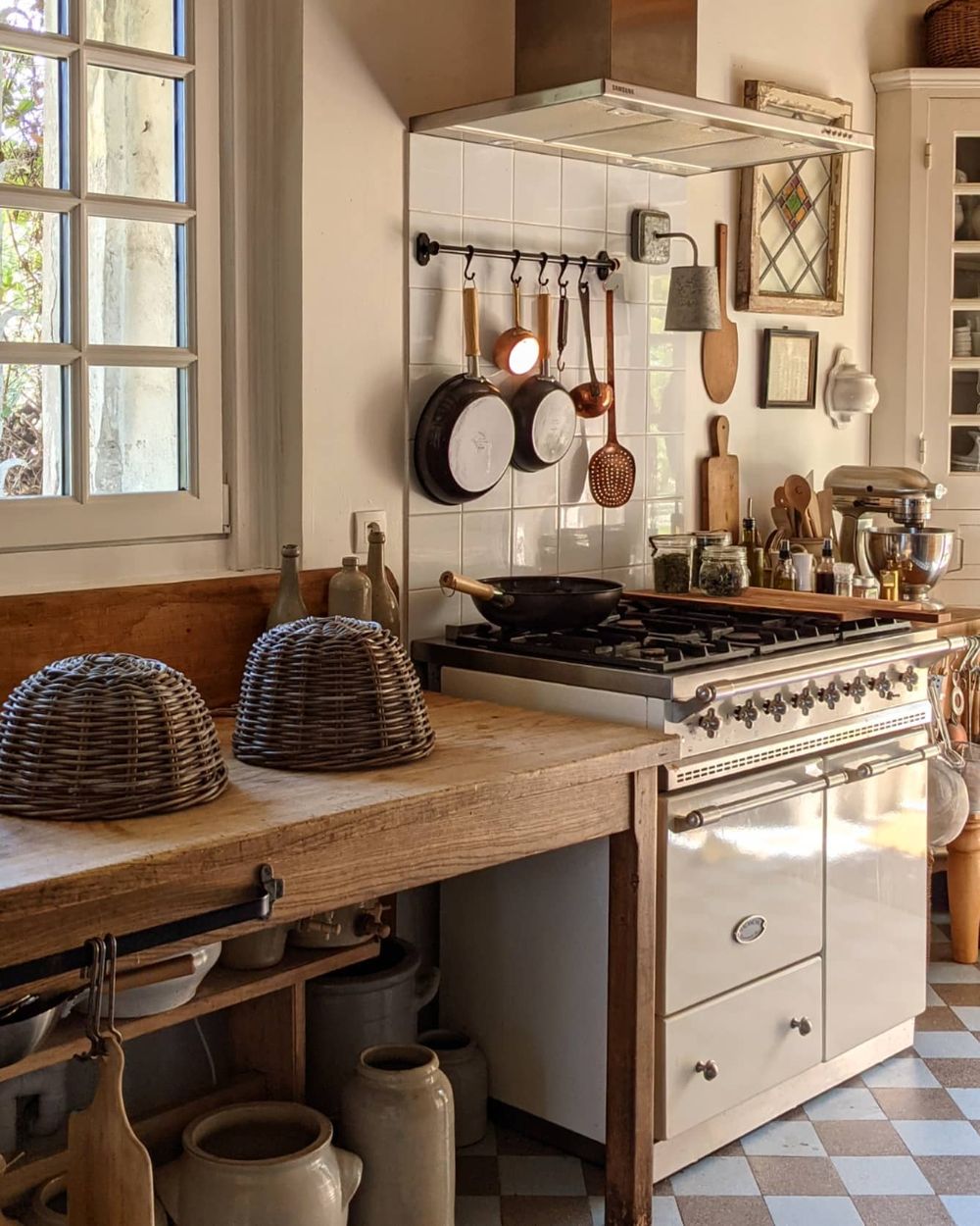 French provincial kitchen cat_in_france