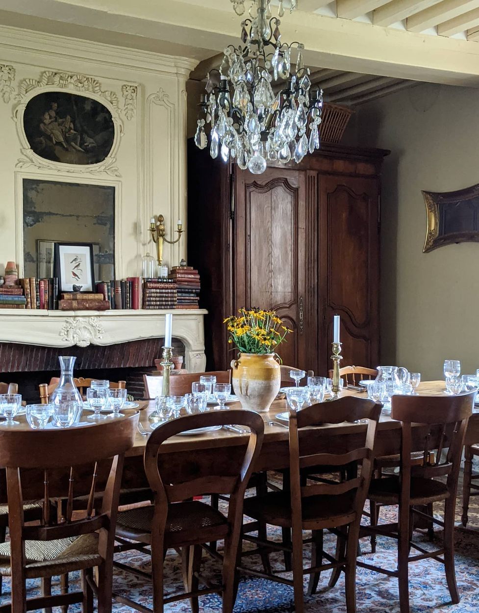 French provincial style dining room cat_in_france