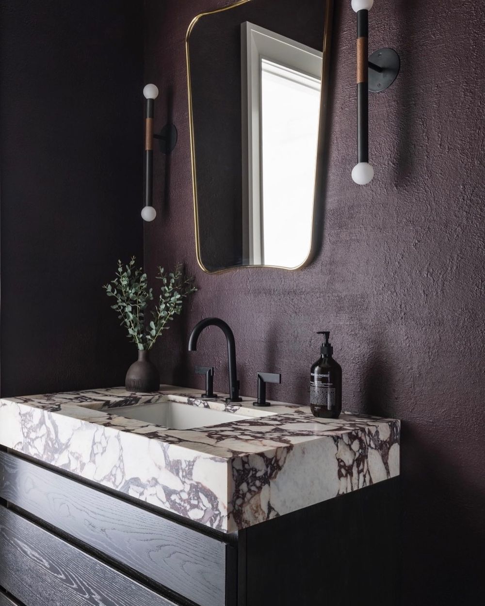 Modern Decor Bathroom Eggplant paint wall tarakantorinteriors