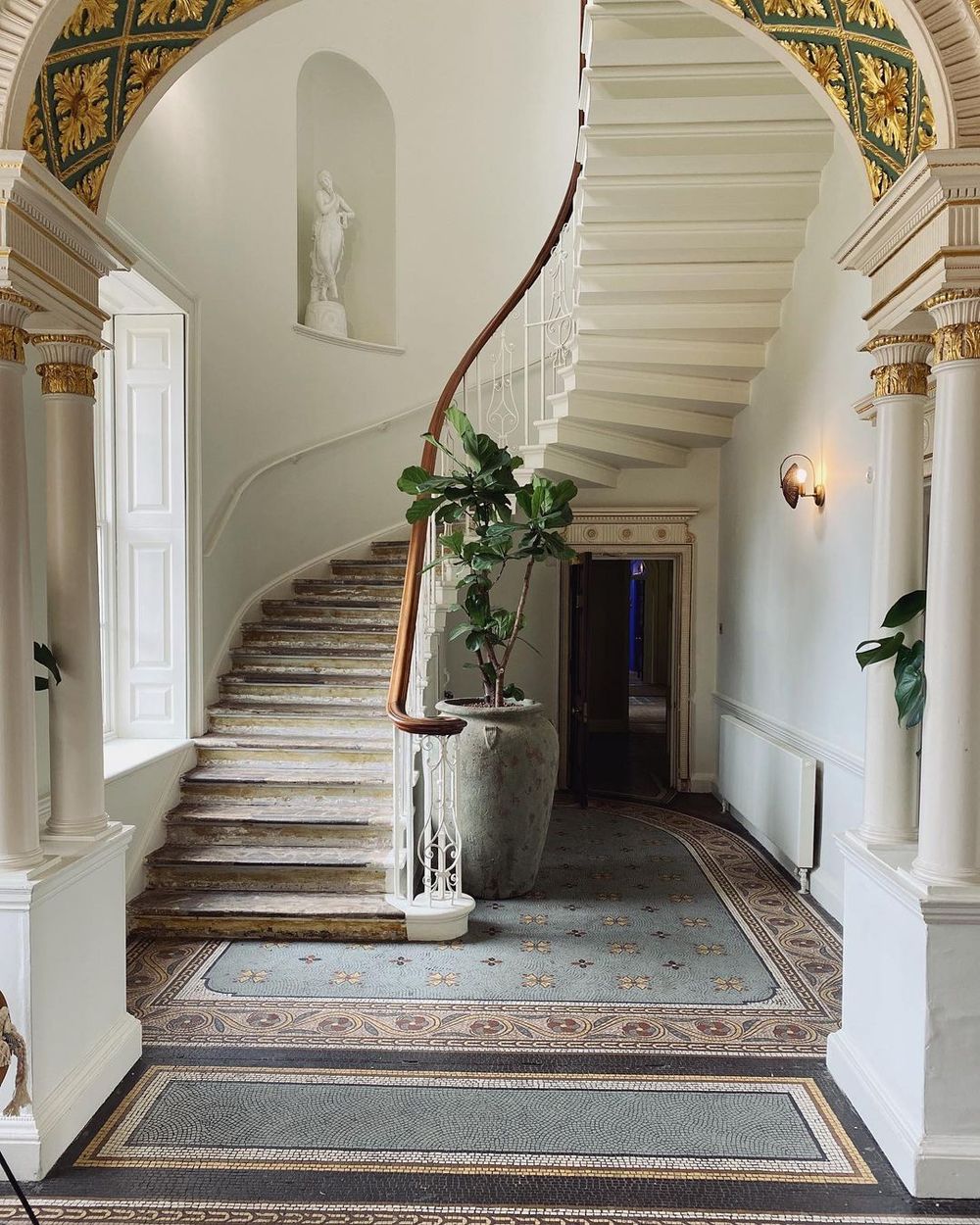 Escalera desgastada con decoración vintage a través de @lizlinkleterevents