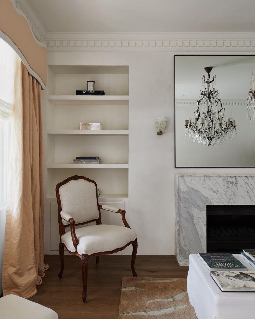 Silla de decoración vintage en un hogar moderno a través de @phoebenicol.interiors