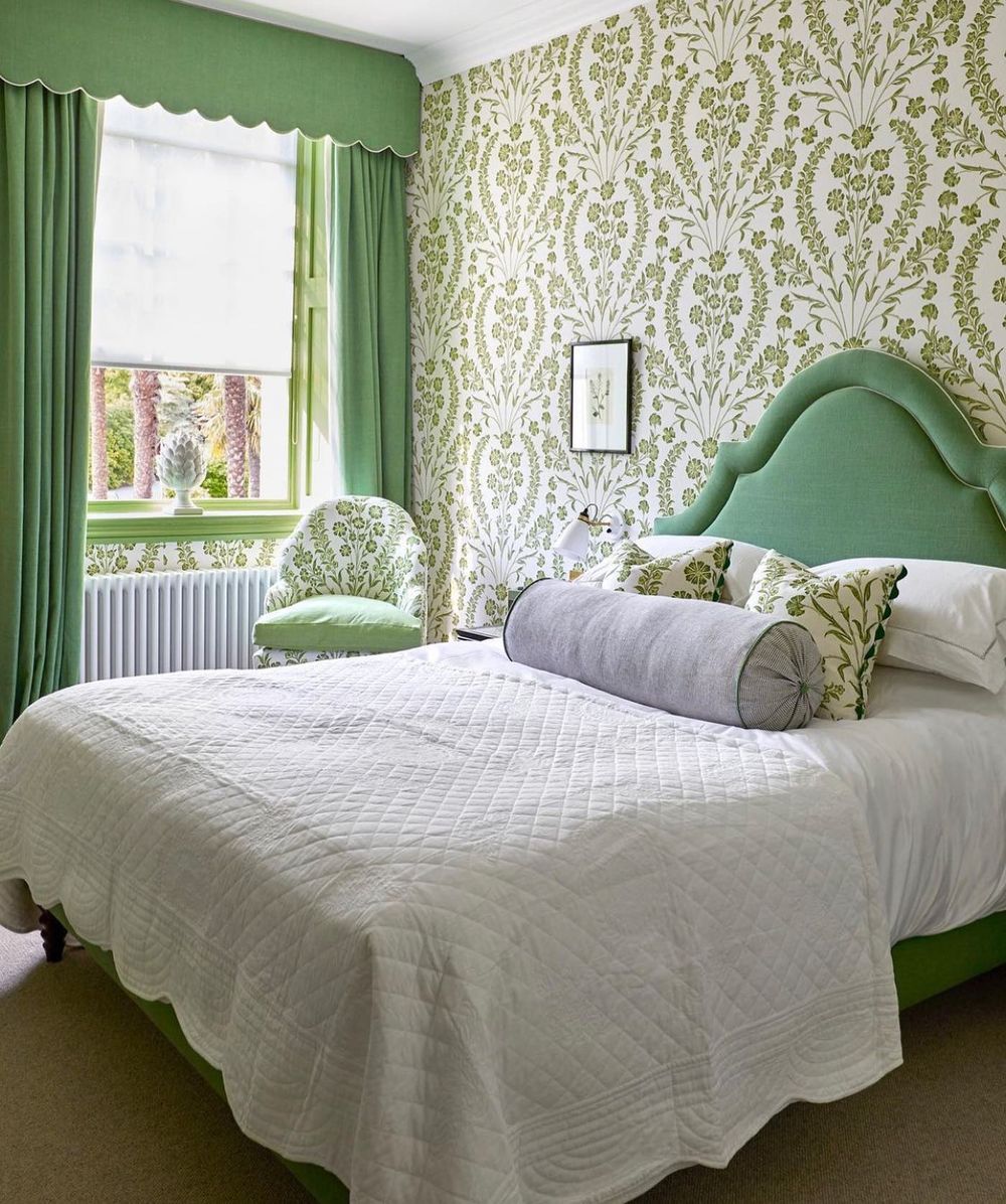 Green bedroom ideas Kelly green Curtains @johnstonparkeinteriors