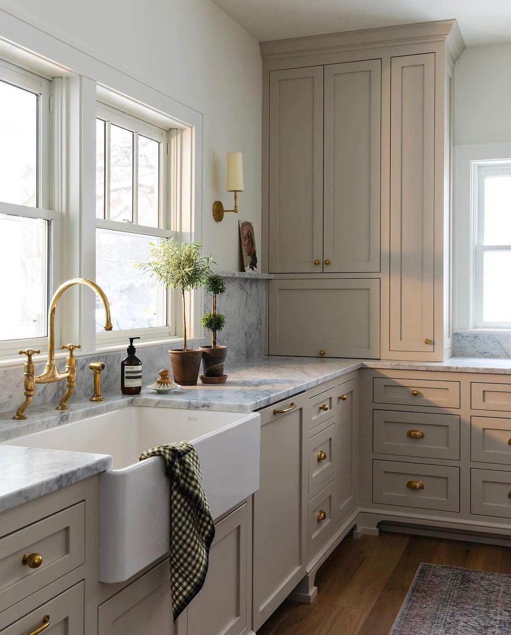 Marble kitchen countertops gold bridge faucet @oho_interiors
