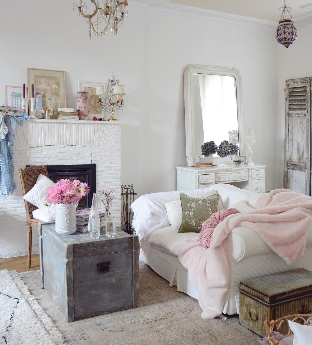 White Shabby Chic Sofa Living Room via @shabby_whites