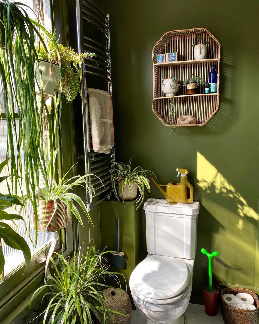 Green plants everywhere bathroom design untillemonsrsweet