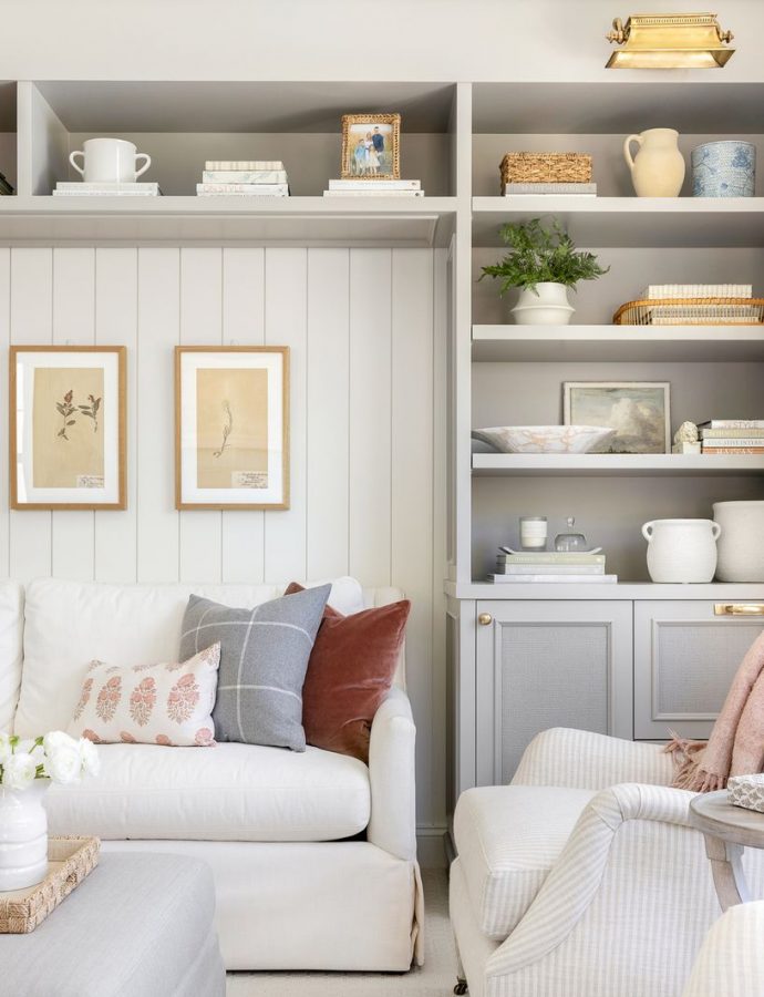 How to Decorate Shelves Around the House
