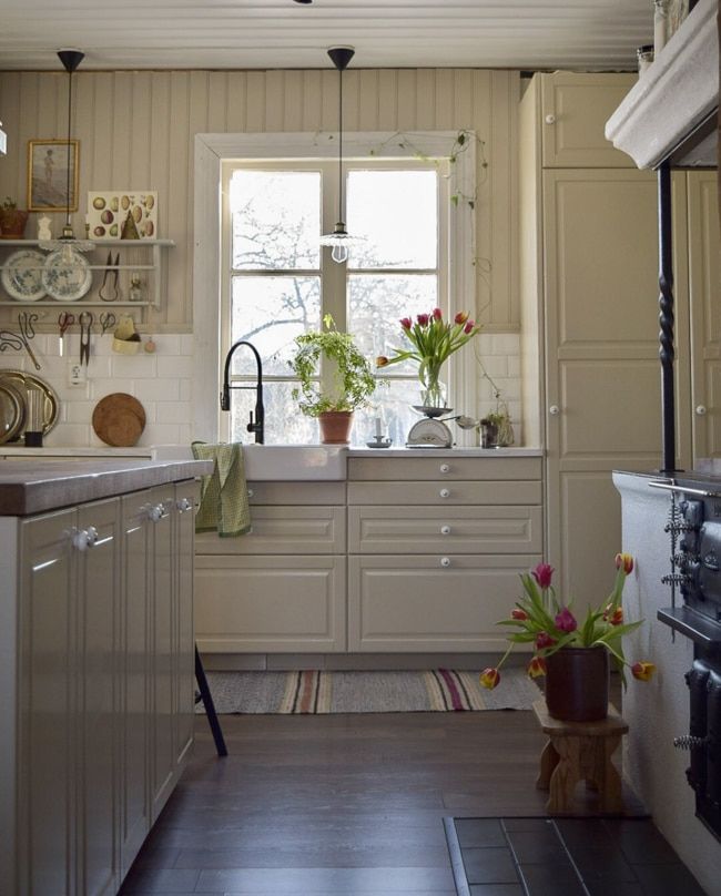 Cottage kitchen decor Pale yellow cabinets Rasa Mellangarden