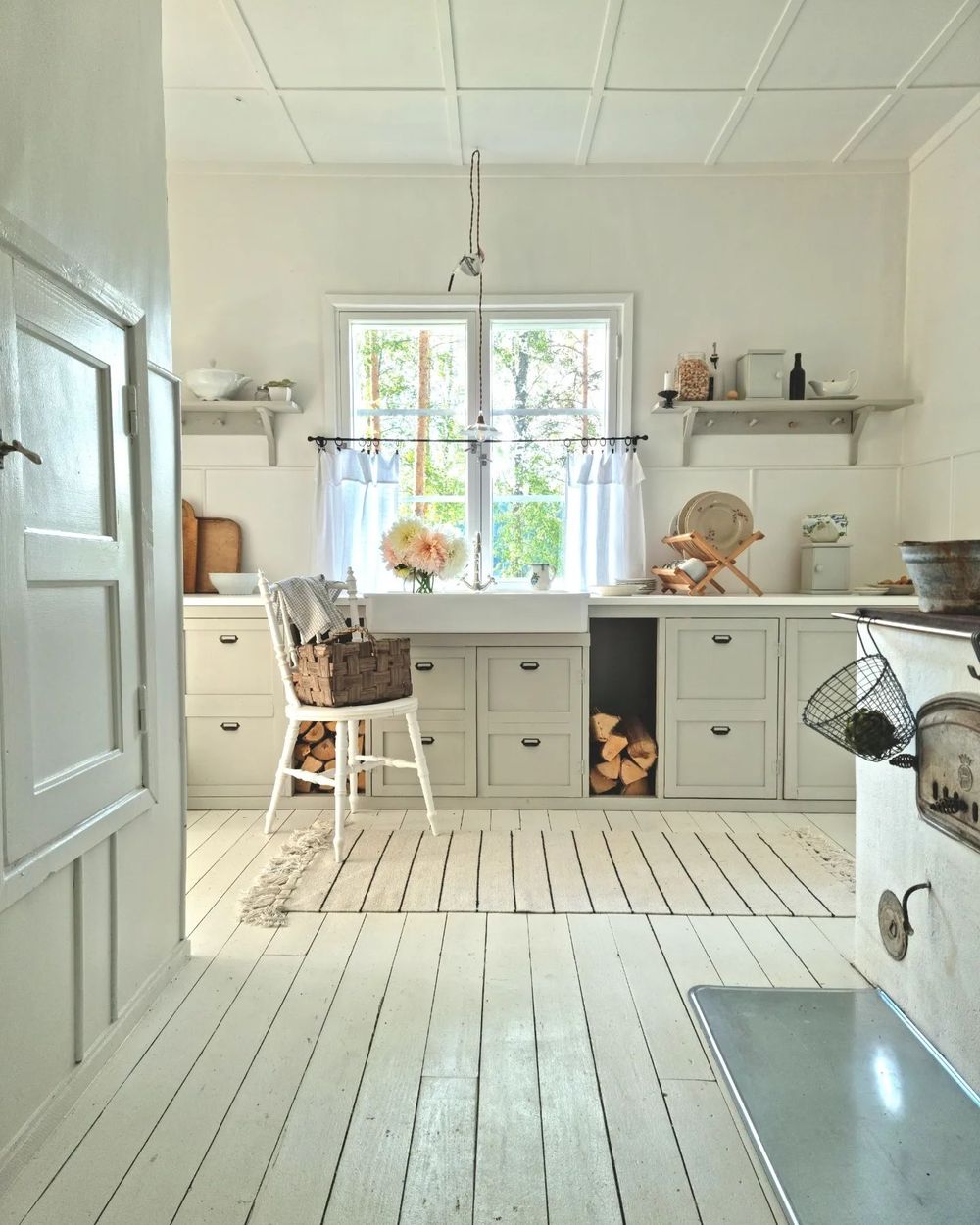 Cottage kitchen scandinavian style kotisaimaansaaressa