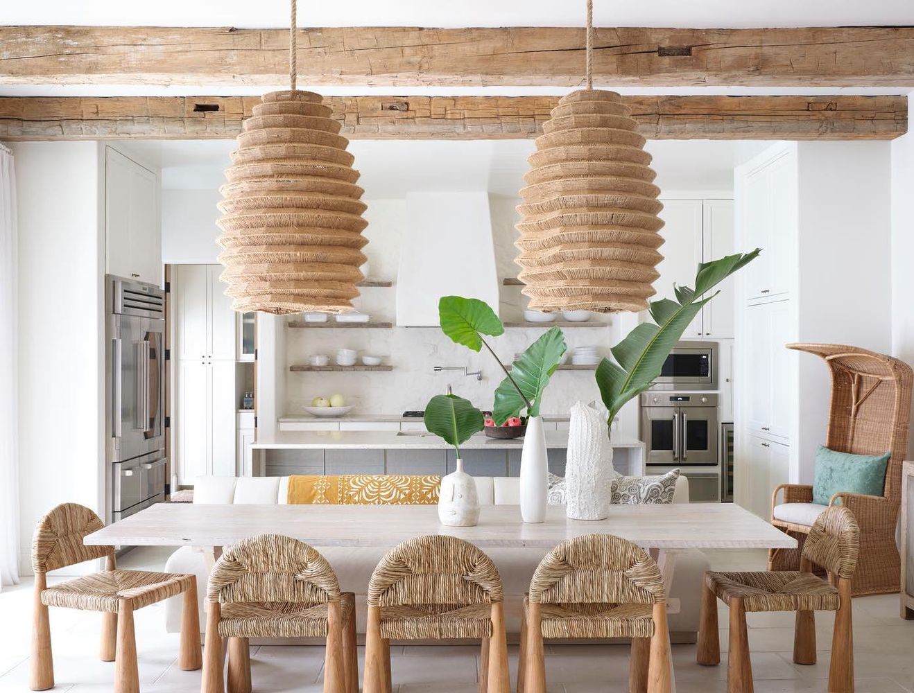 Beach dining room @melanieturnerinteriors