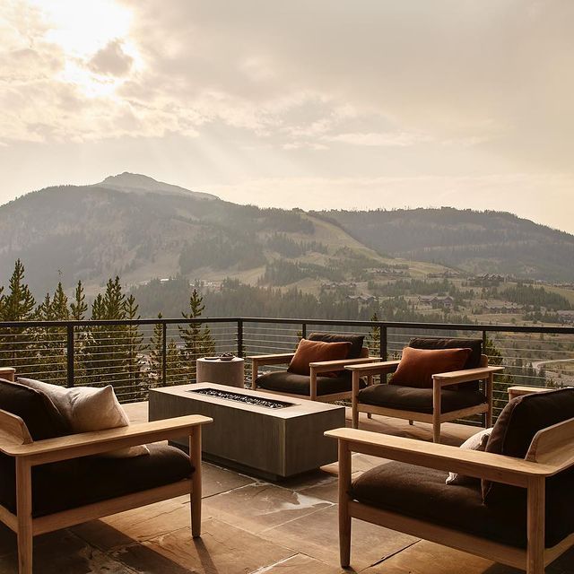 Mountain home views balcony outdoor furniture studiolifestyle_