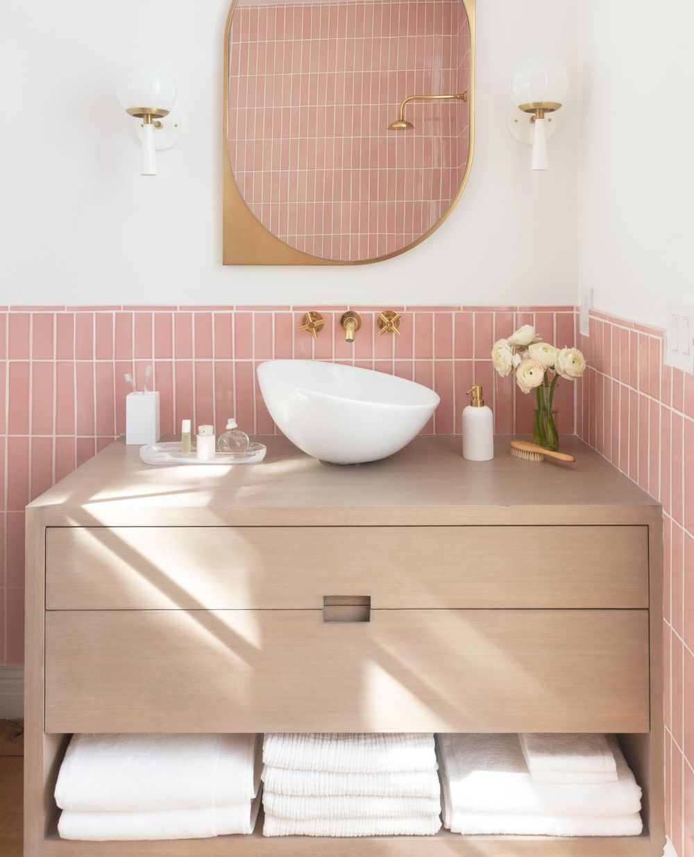 Pink bathroom tiles @dominomag