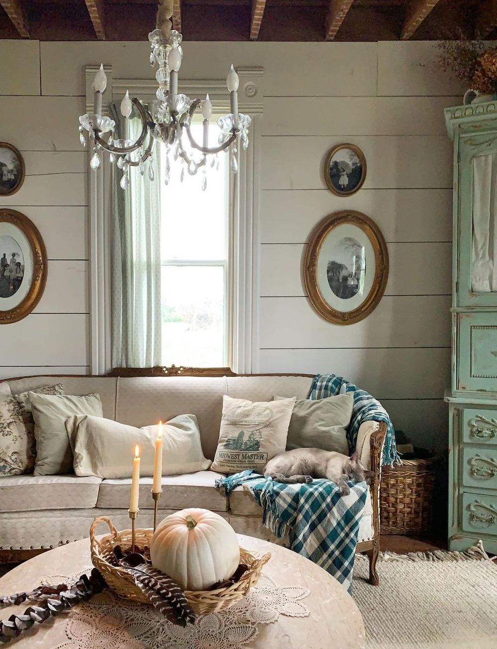 Vintage Farmhouse Living Room Decor via @bryartonfarm