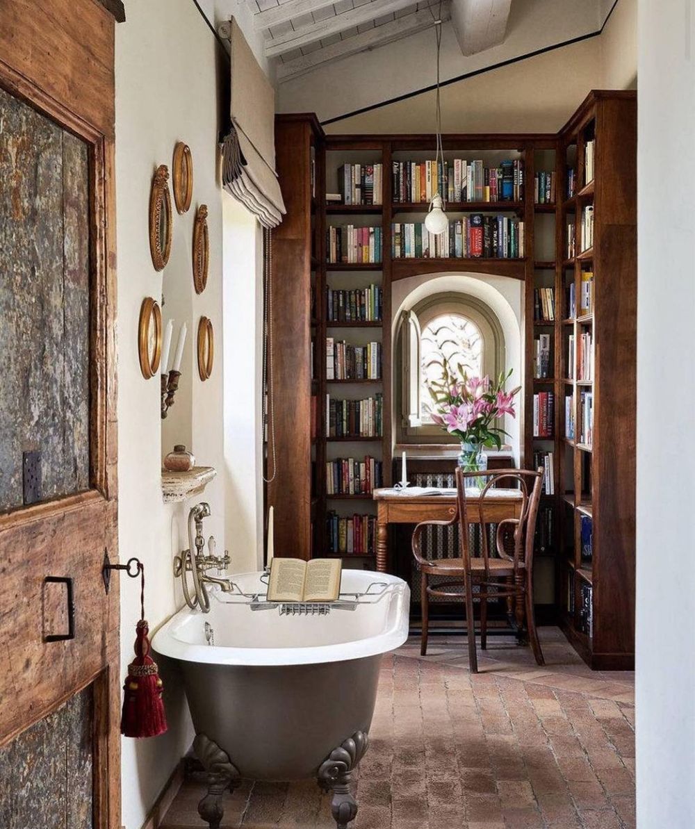 Book storage ideas bathroom tub @cortedellamaesta_italy
