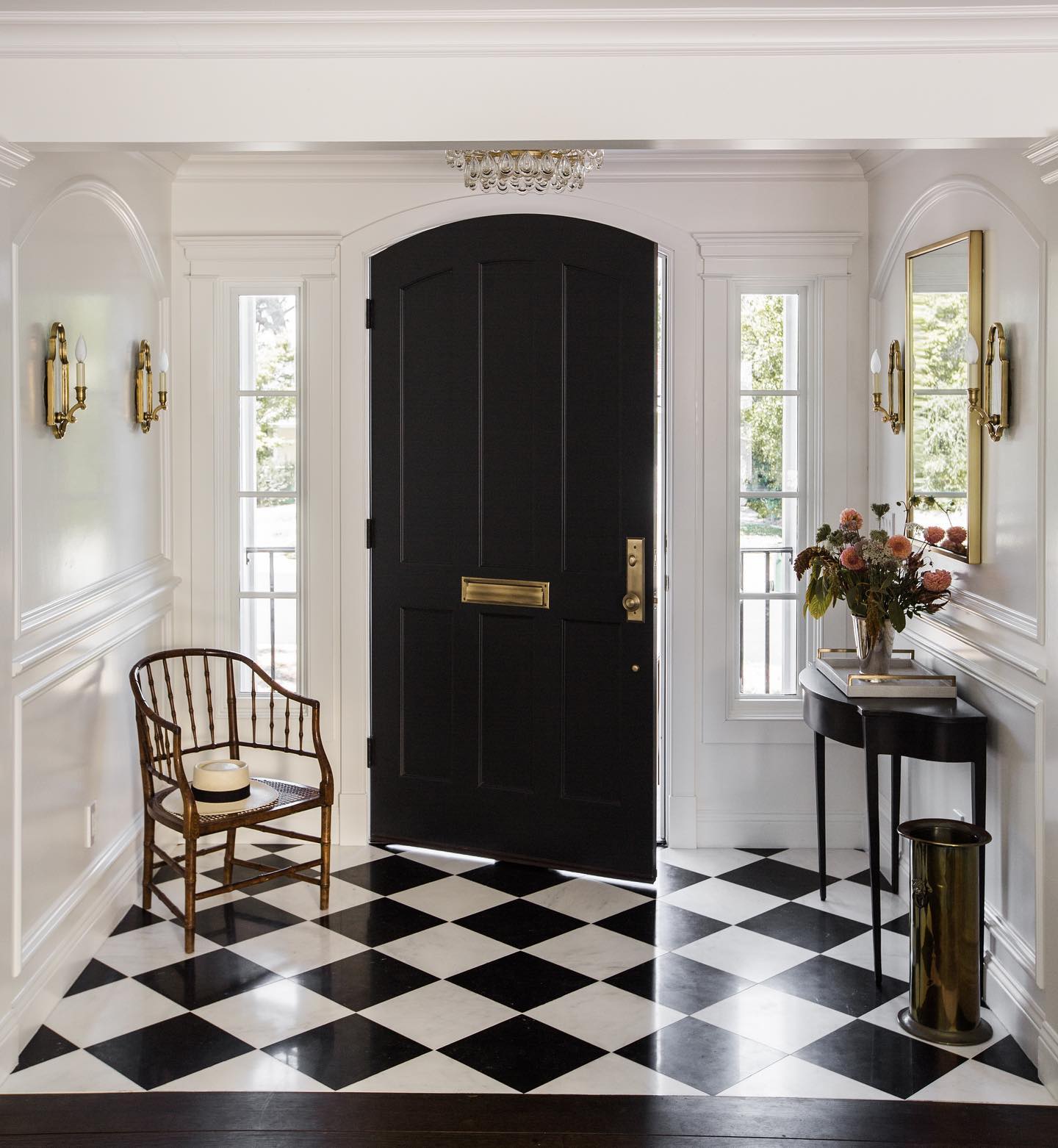 Checkered floor entryway @carlaypage