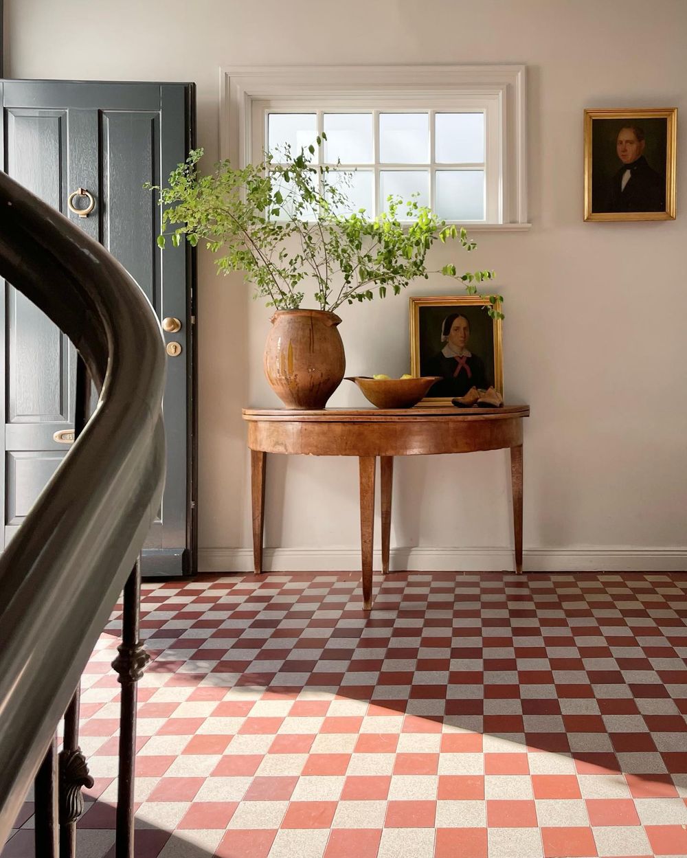 Checkered floor entryway @greyingreyingreen