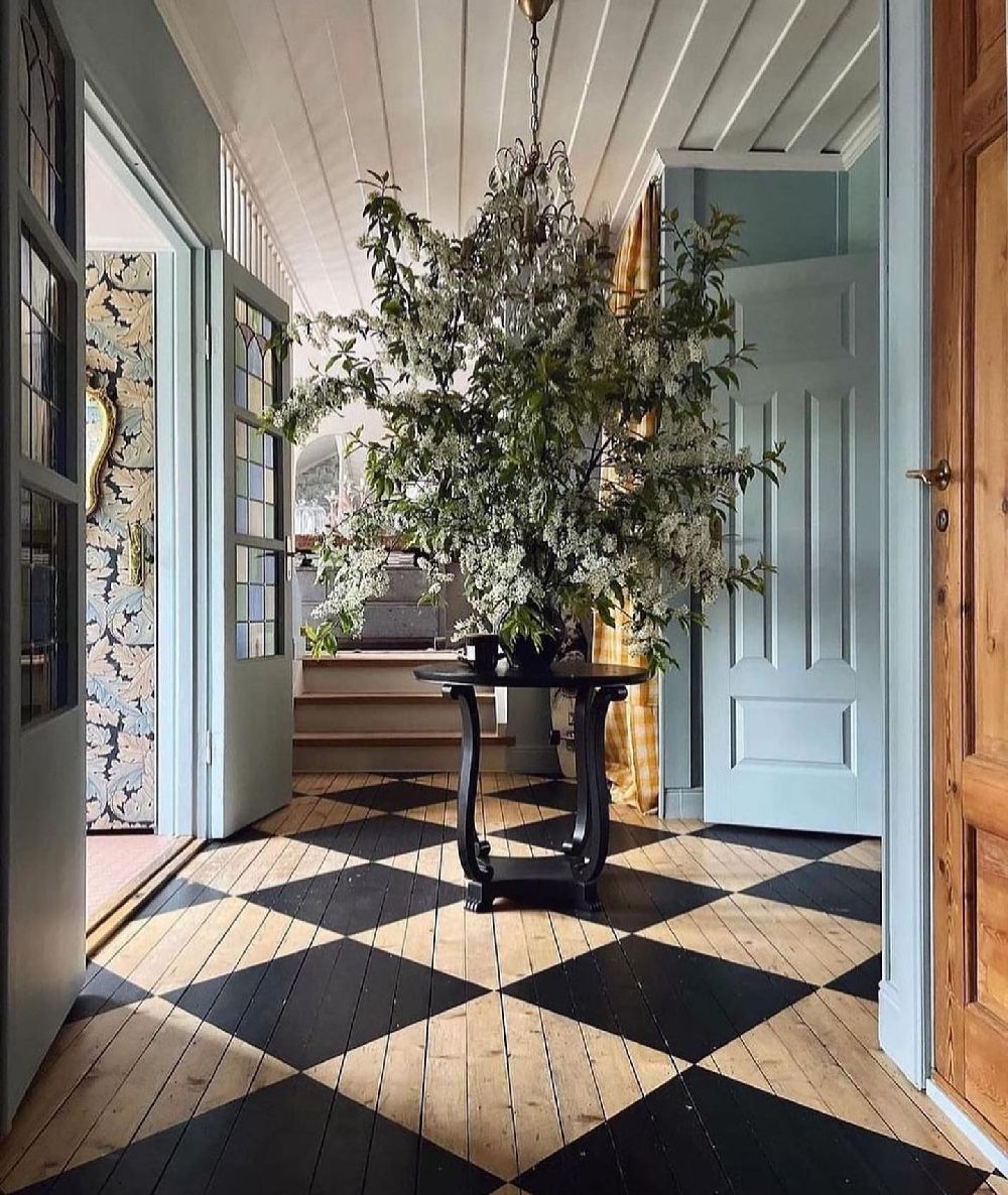 Checkered floors entryway painted wood @elfvinggarden