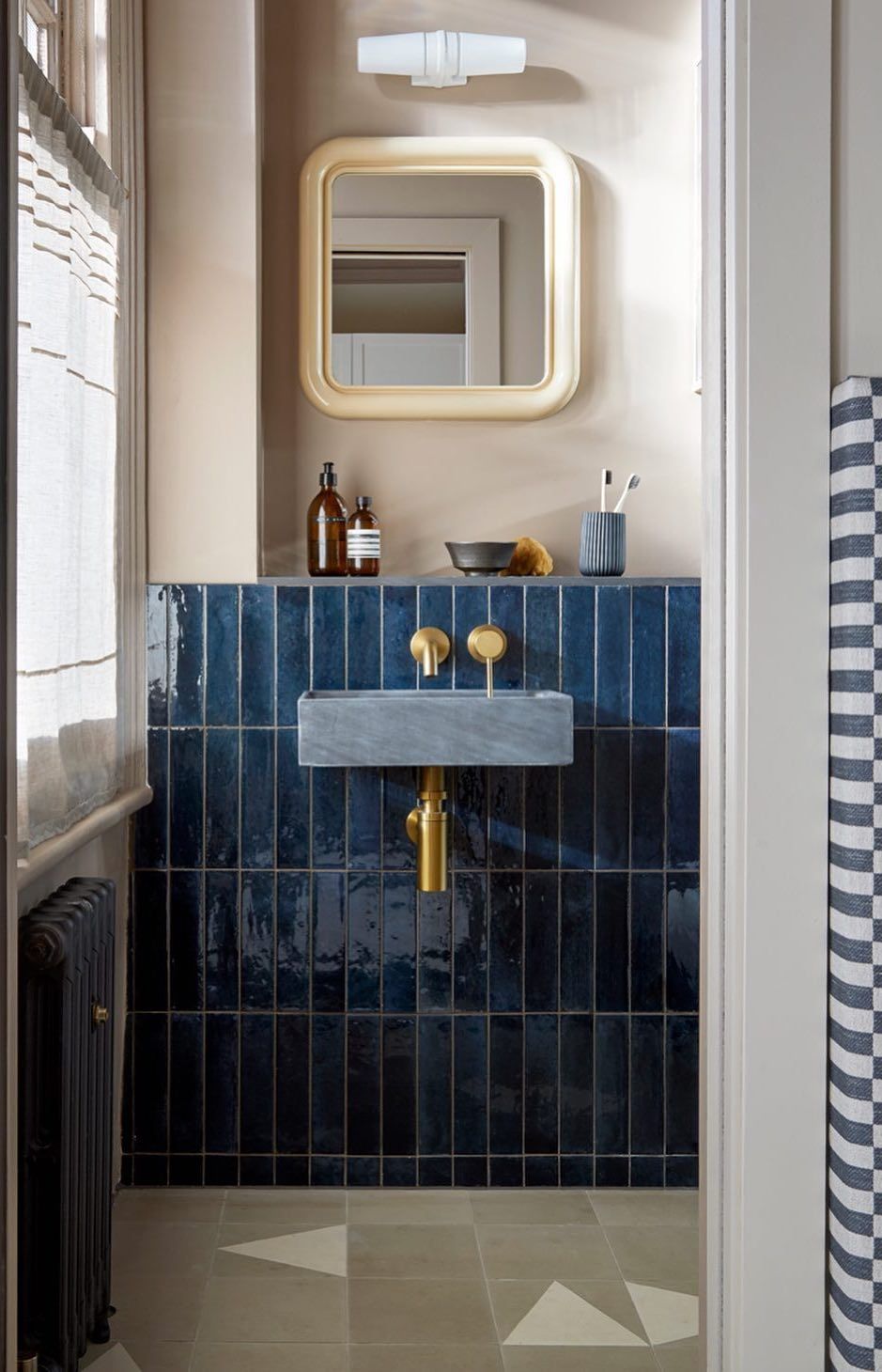 Blue bathroom tile @anewday_interiordesign