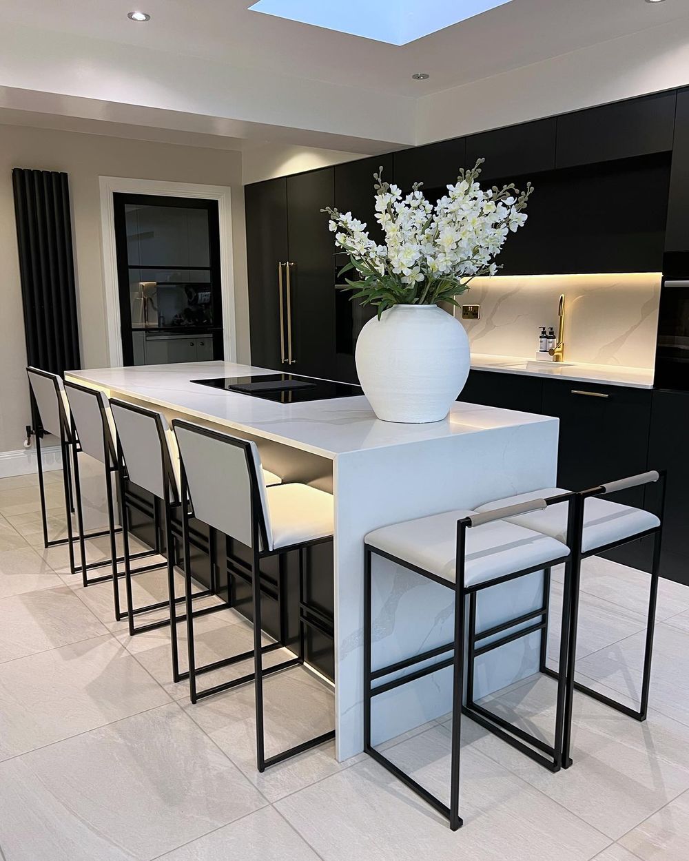 Contemporary kitchen black and white at_the_barkers