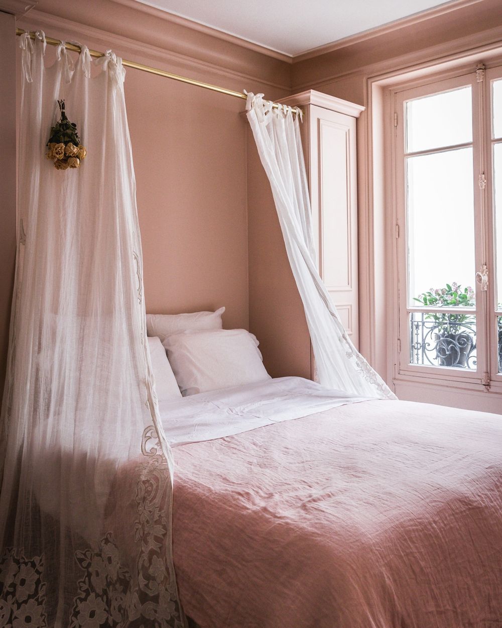 Pink bedroom parisian interior @jackiekaiellis