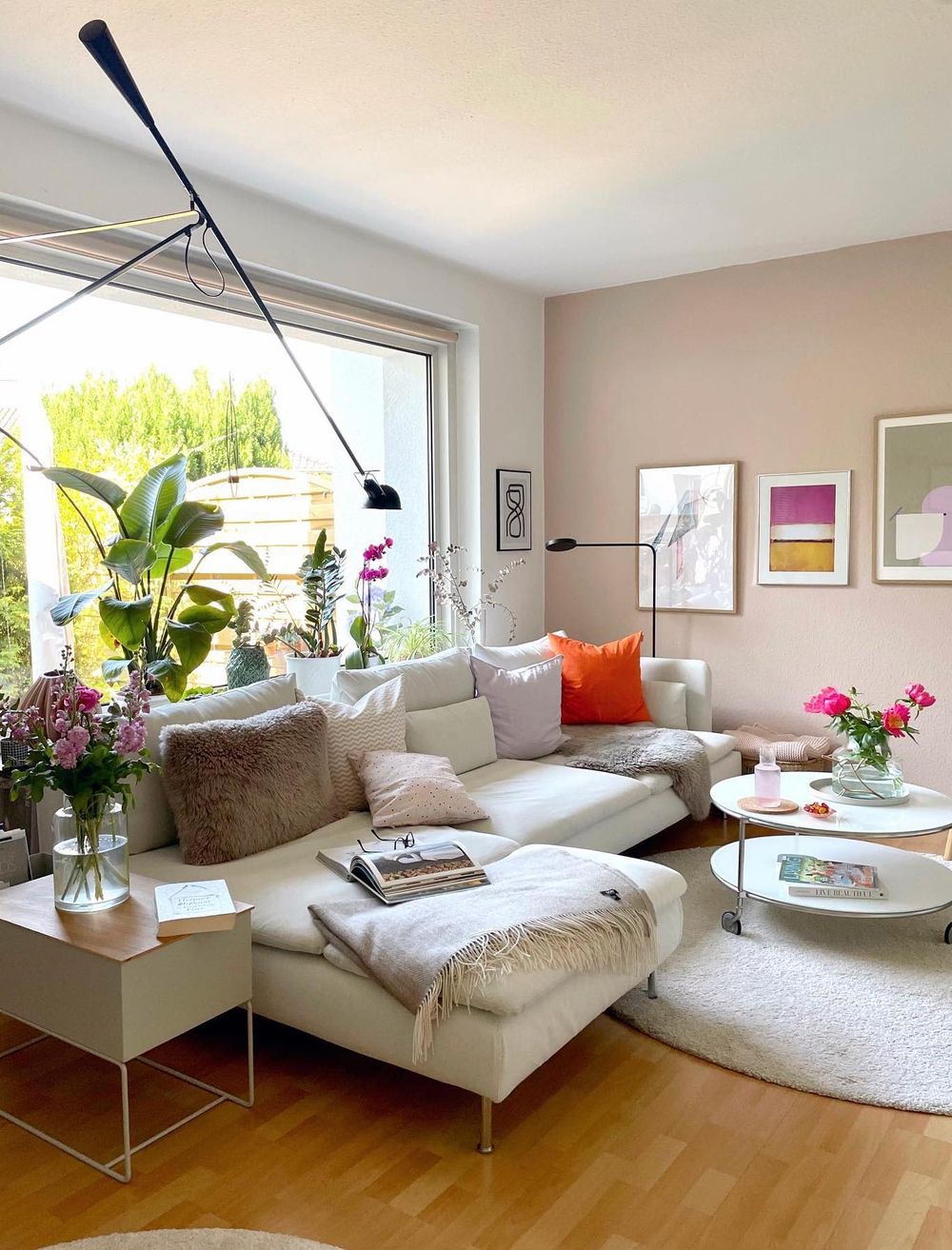 Subtle pink accent wall living room frau_sommerfeldt_wohnt