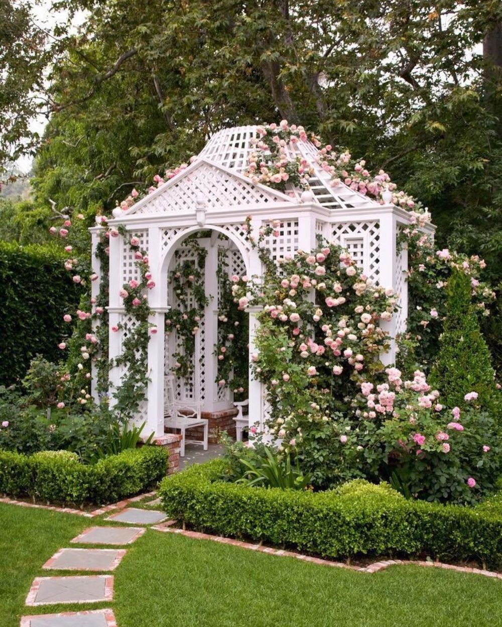 Lattice Trellis with pink rose vines splendorinthesouth