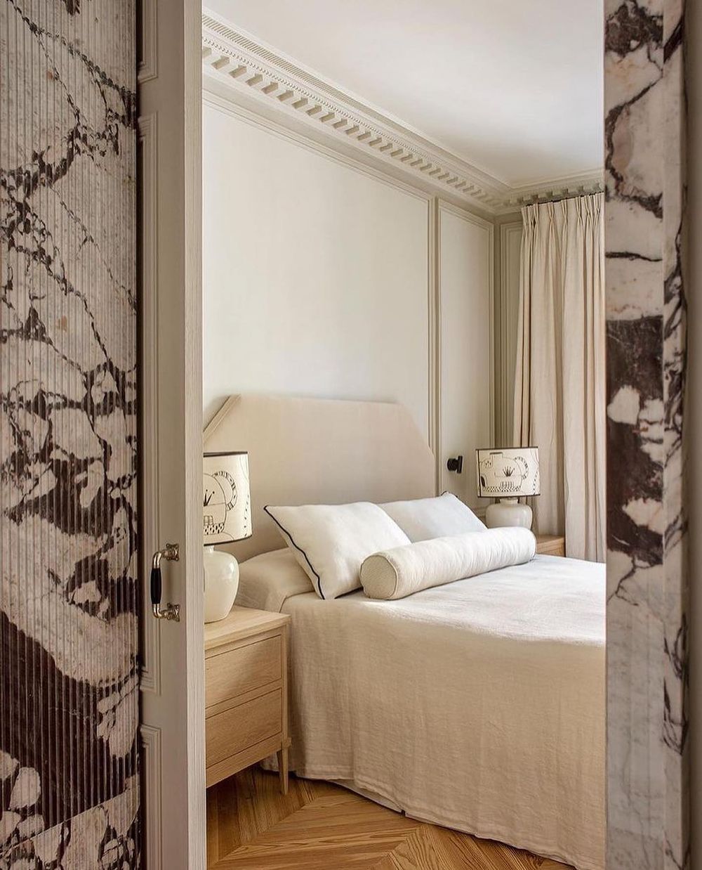 Beige bedroom ideas Crown Molding @estudiomariasantos