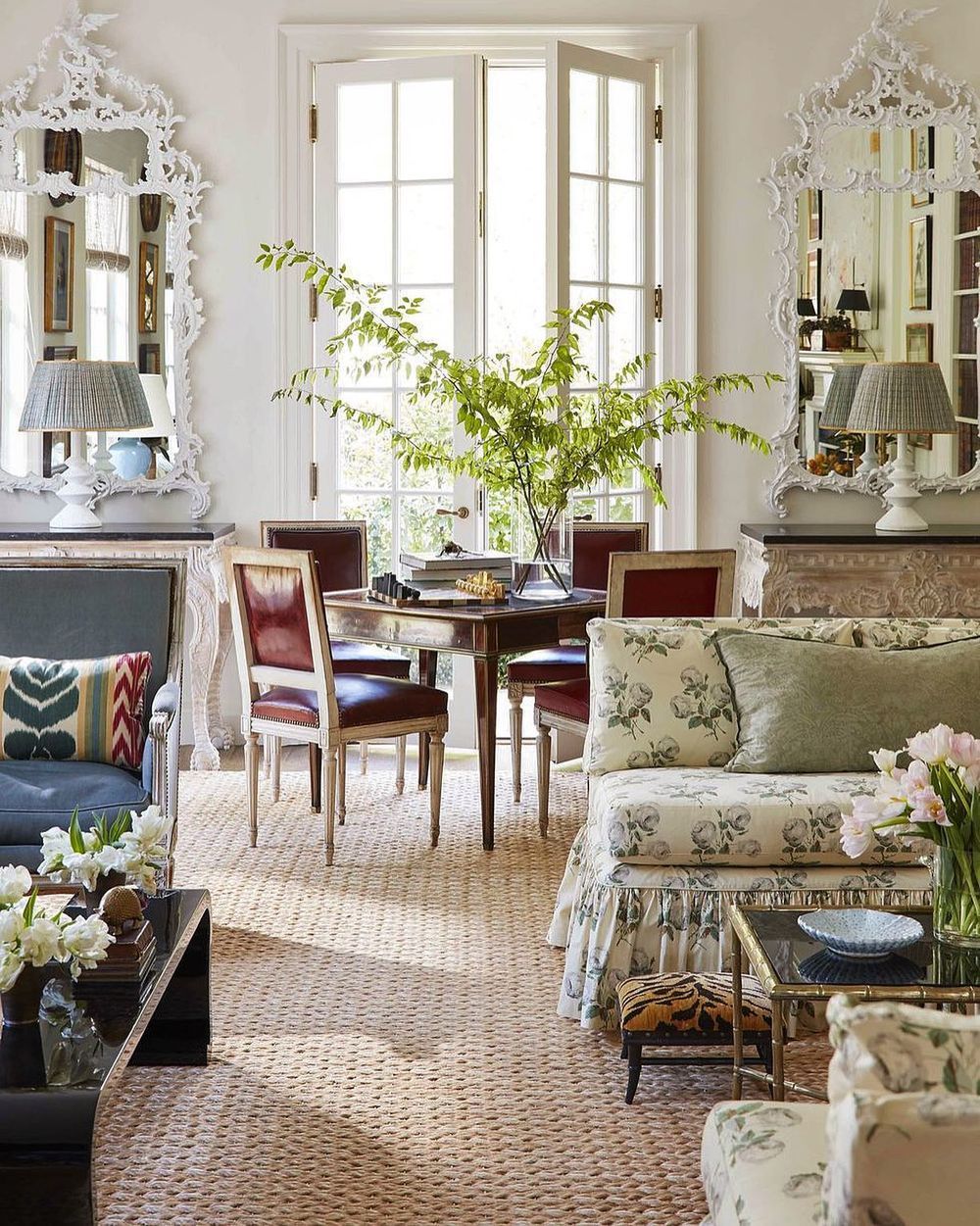 Traditional living room ornate @carolinegidieredesign