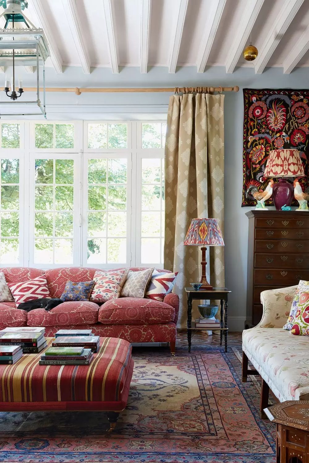 Traditional living room via Susan Deliss