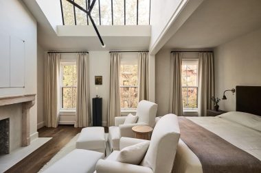 Window treatments curtains in beige bedroom design and.studio.interiors
