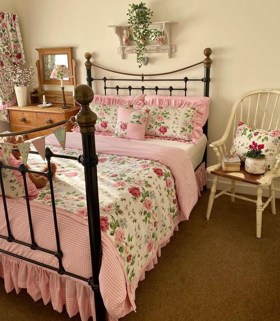 Cottage bedroom floral bedspread janesarah1_home_and_family_