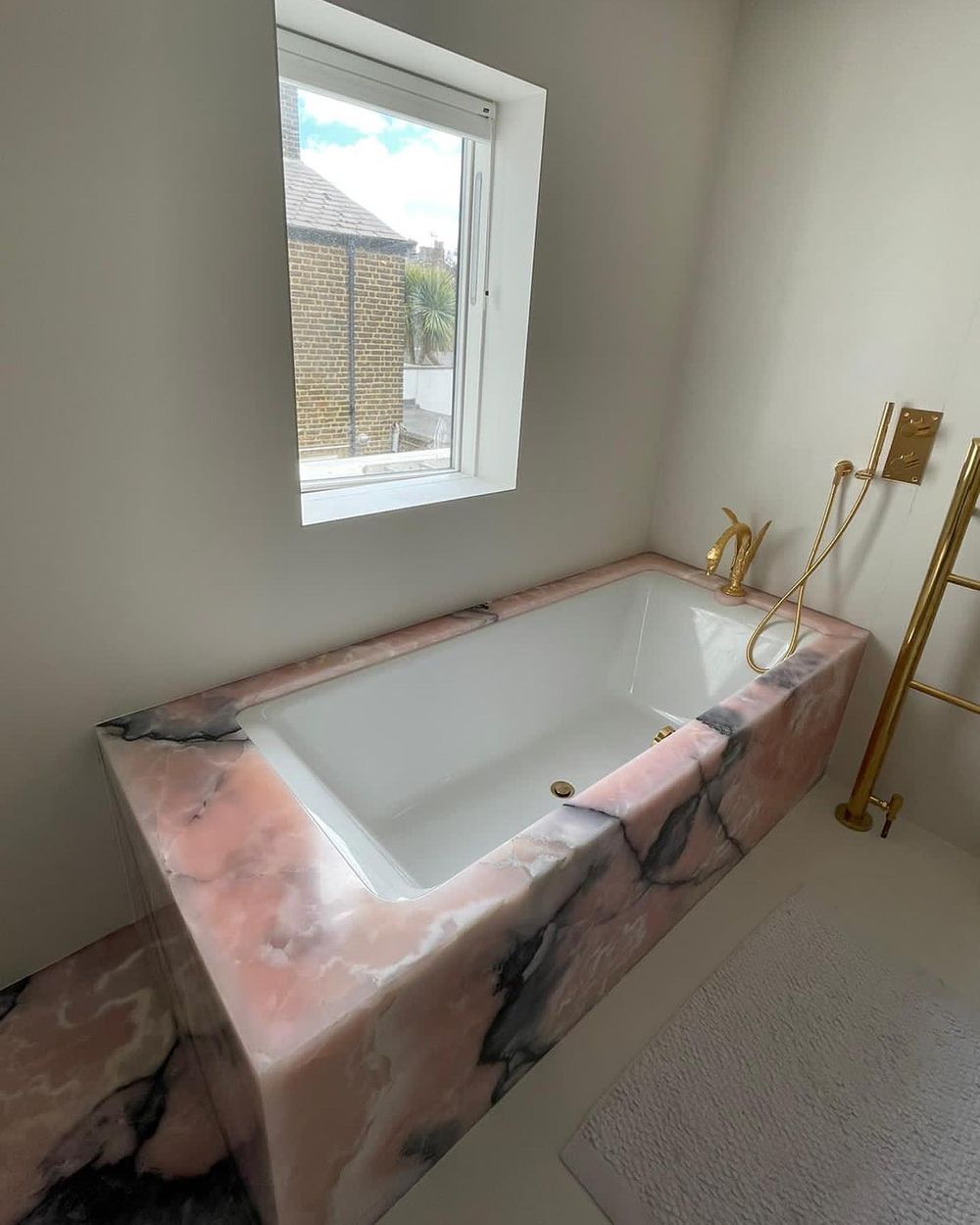 Marble bathtub pink onyx amgworktops @stoneworldlondon