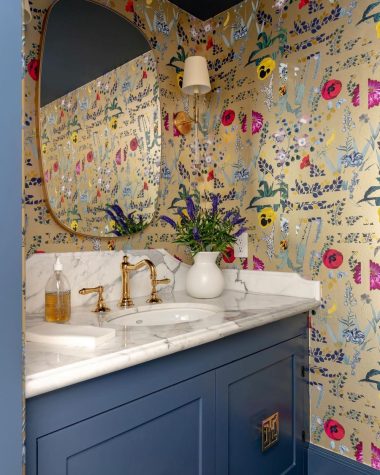 10 Gorgeous Bathroom Wallpaper Ideas that Liven Up the Space