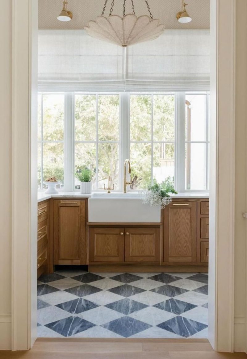 15 Charming Butler's Pantry Ideas