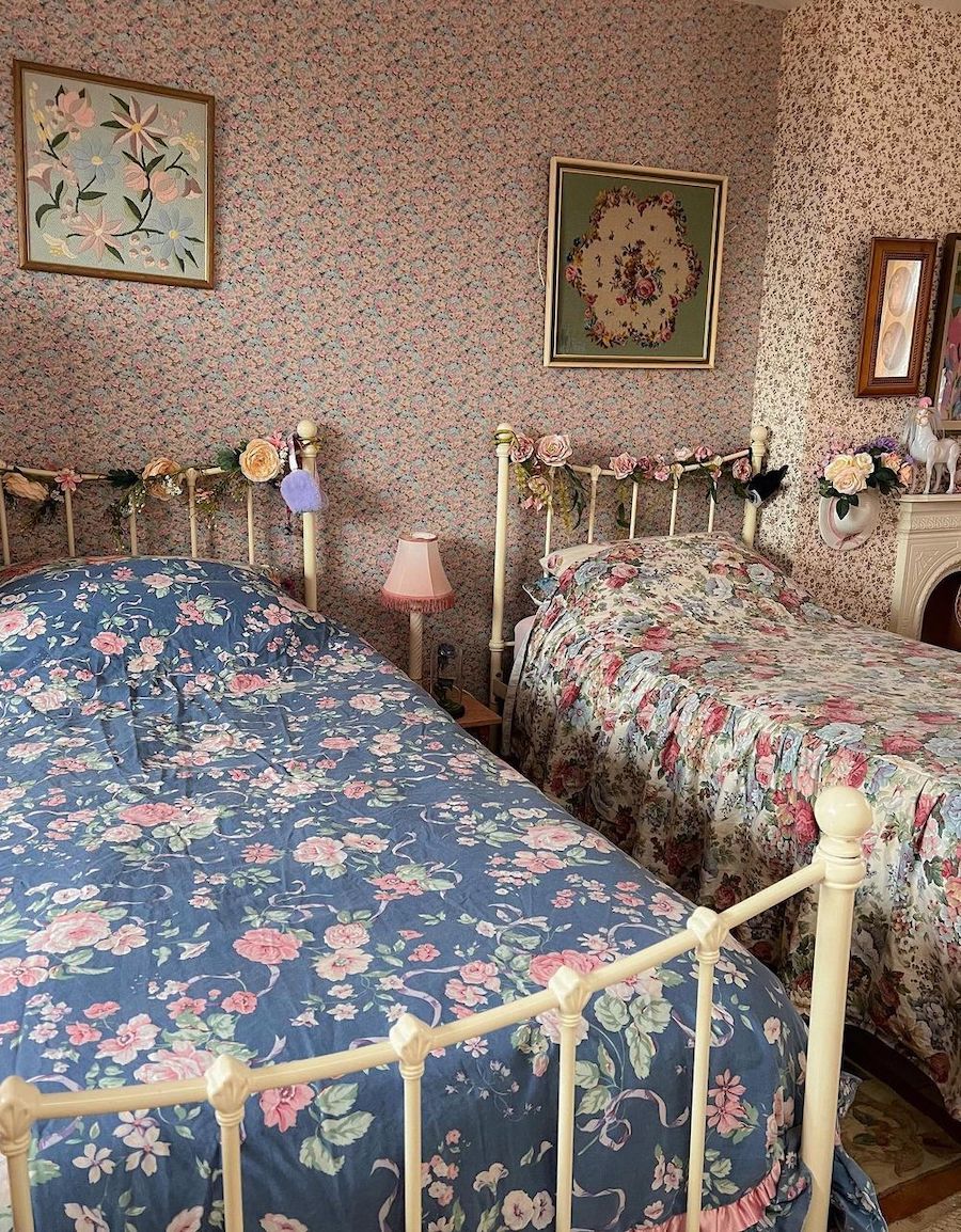 Vintage Bedroom twin beds floral walls __cosyhome
