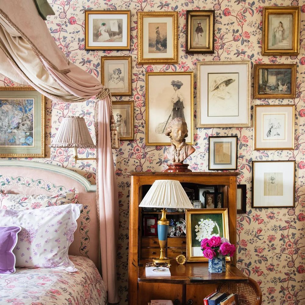 Vintage bedroom ideas Gallery wall charlottemossco