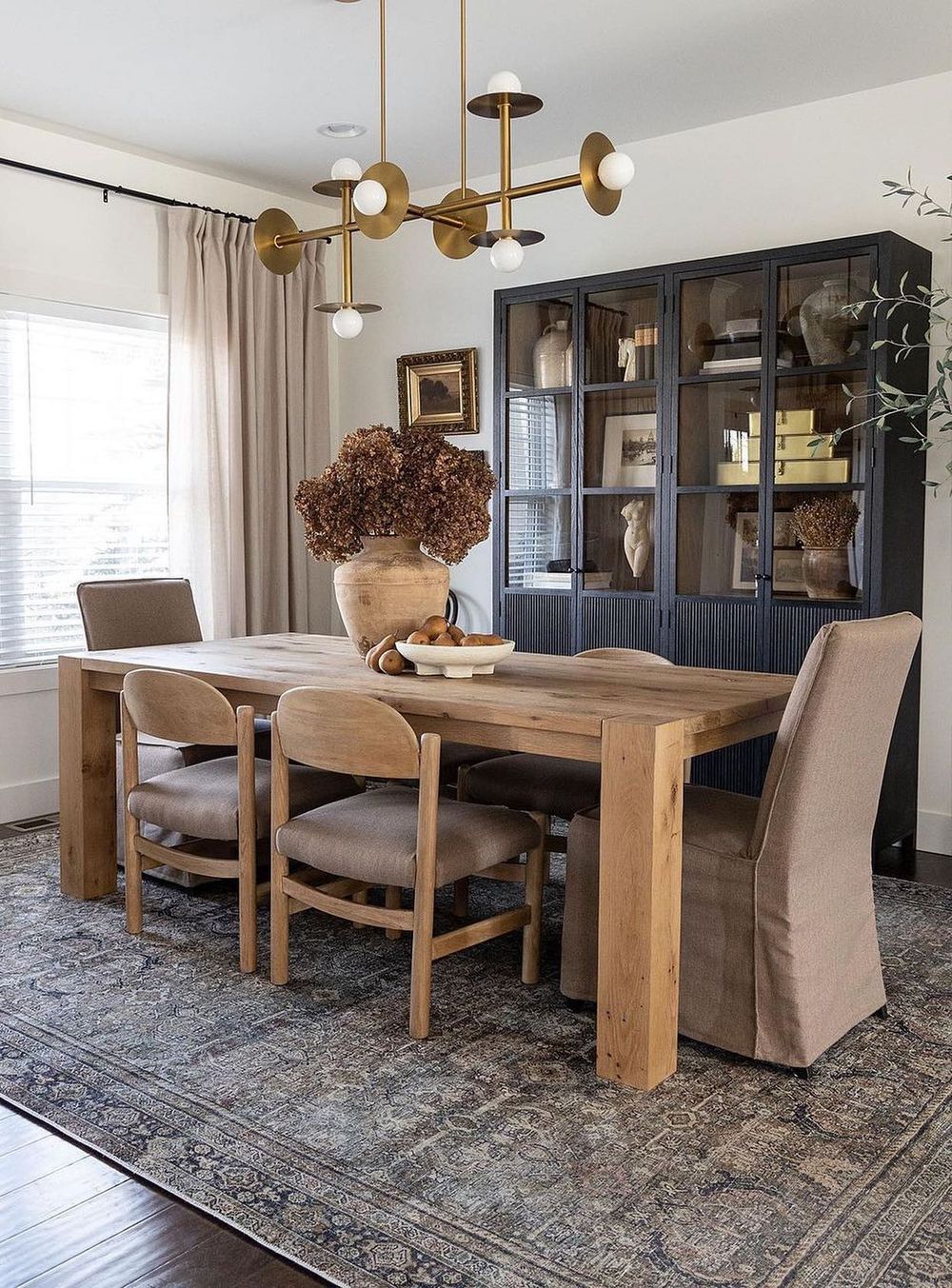 Decorating with rugs dining room 
