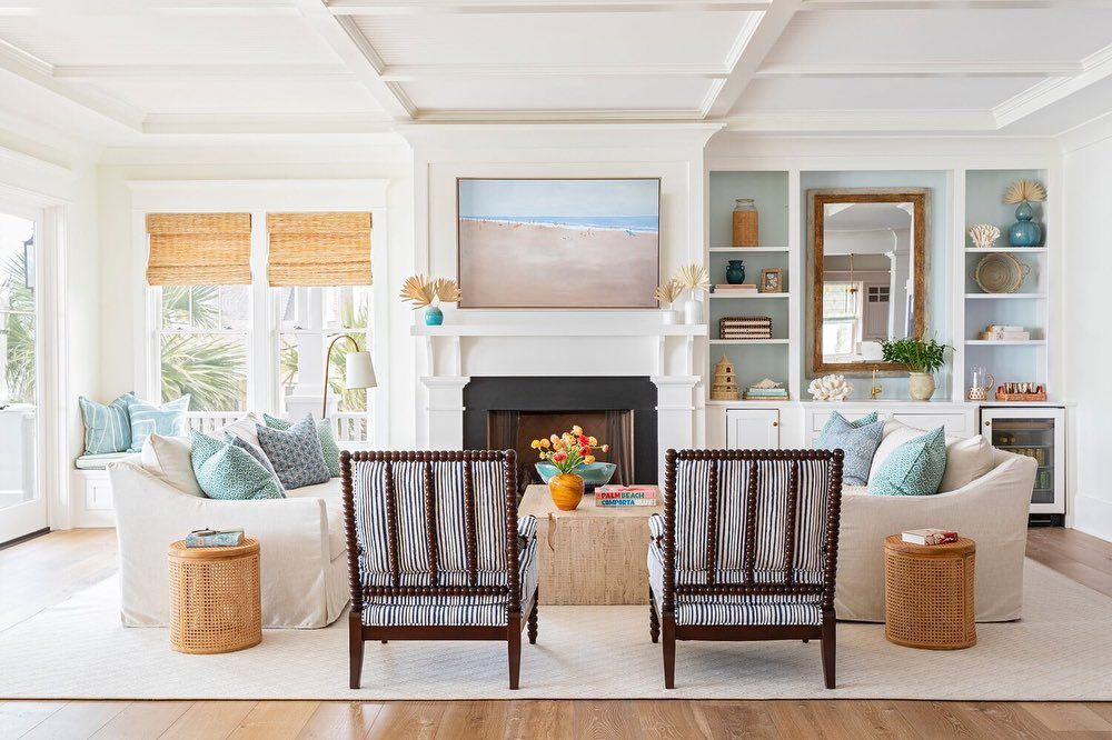 Beach home living room allisonelebashinteriors