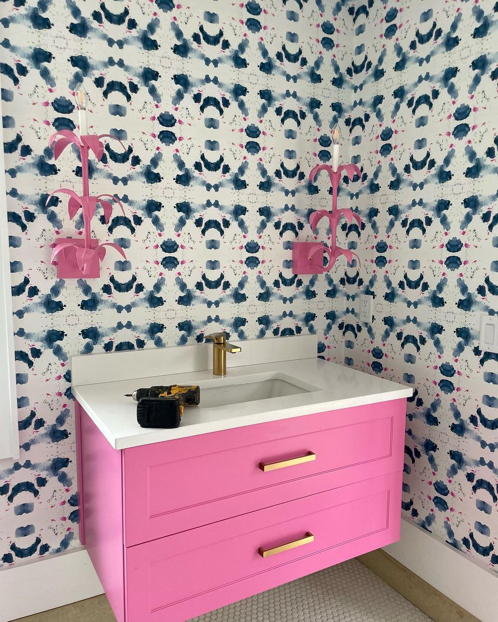 Preppy bathroom design kellycarondesigns