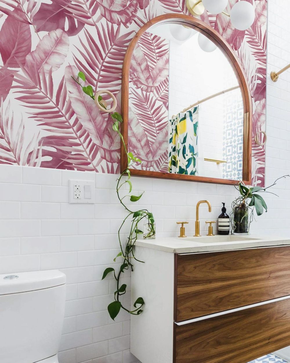 Tropical wallpaper ideas in bathroom