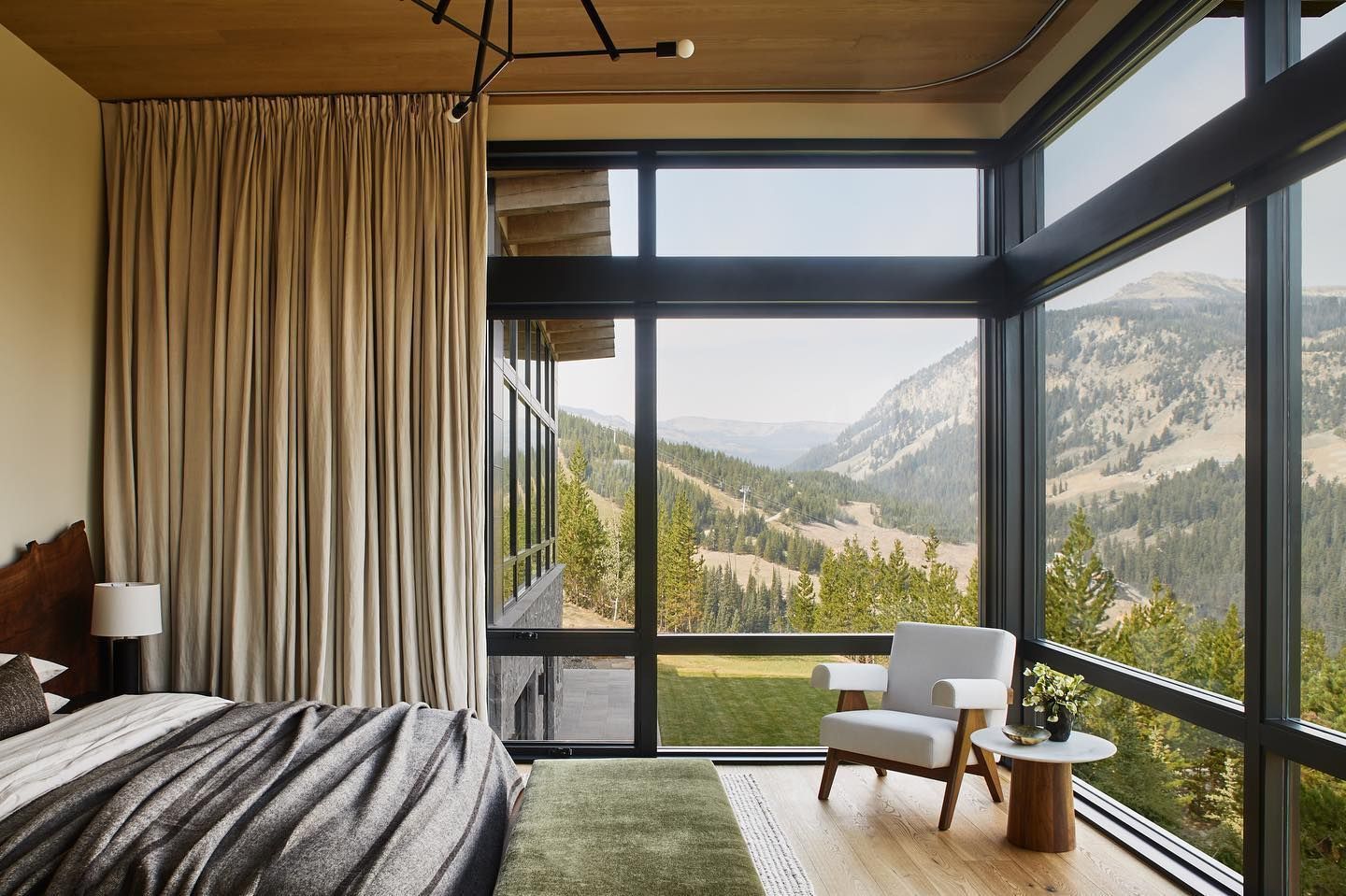 Mountain home bedroom studiolifestyle_