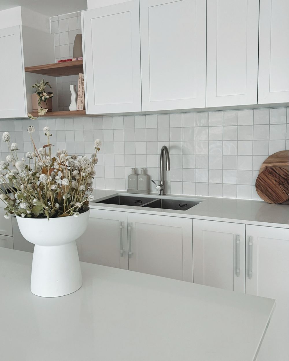 Modern white kitchen design our.neutral.abode manovelladesign