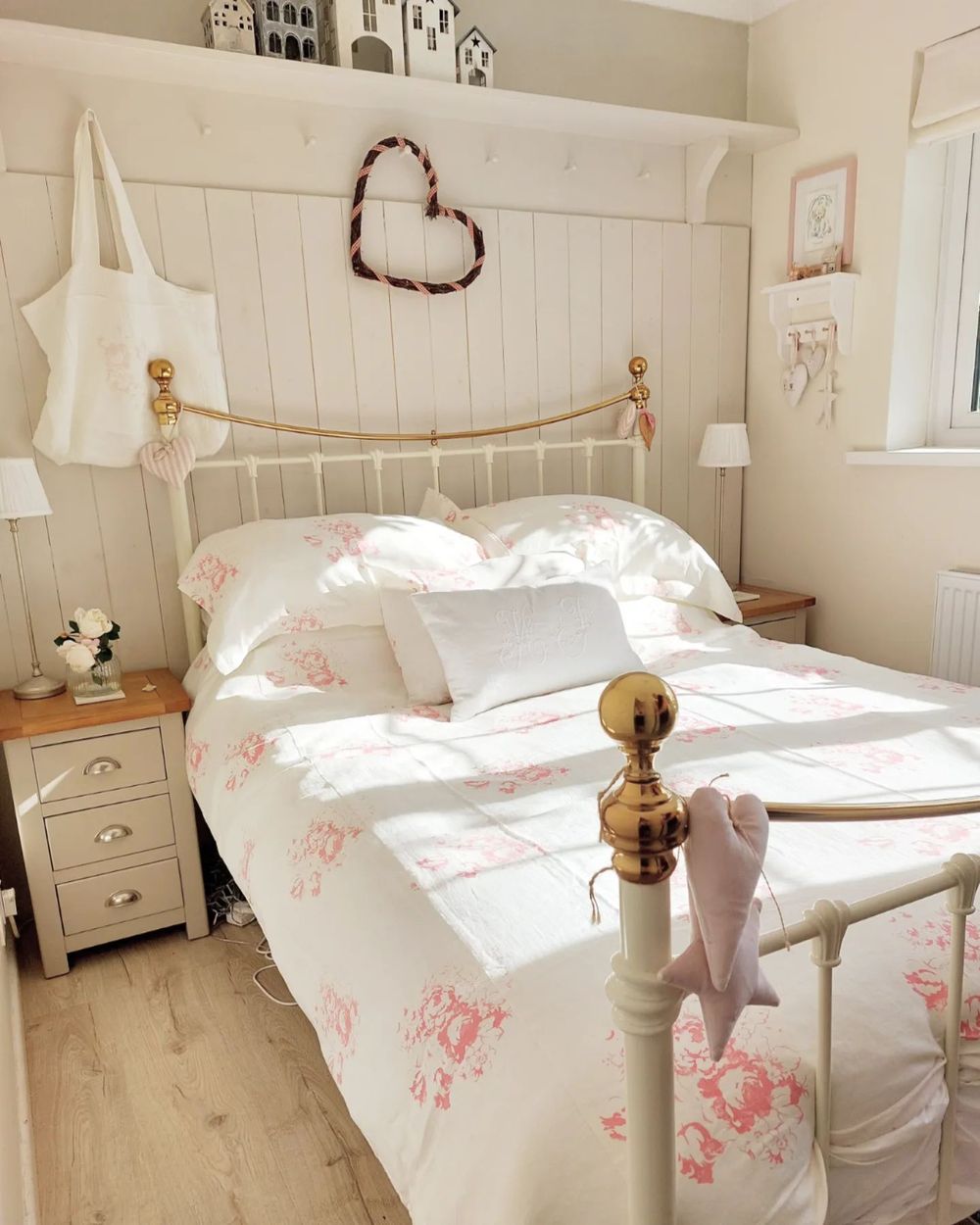 Shabby chic bedroom decorating bobbincottage