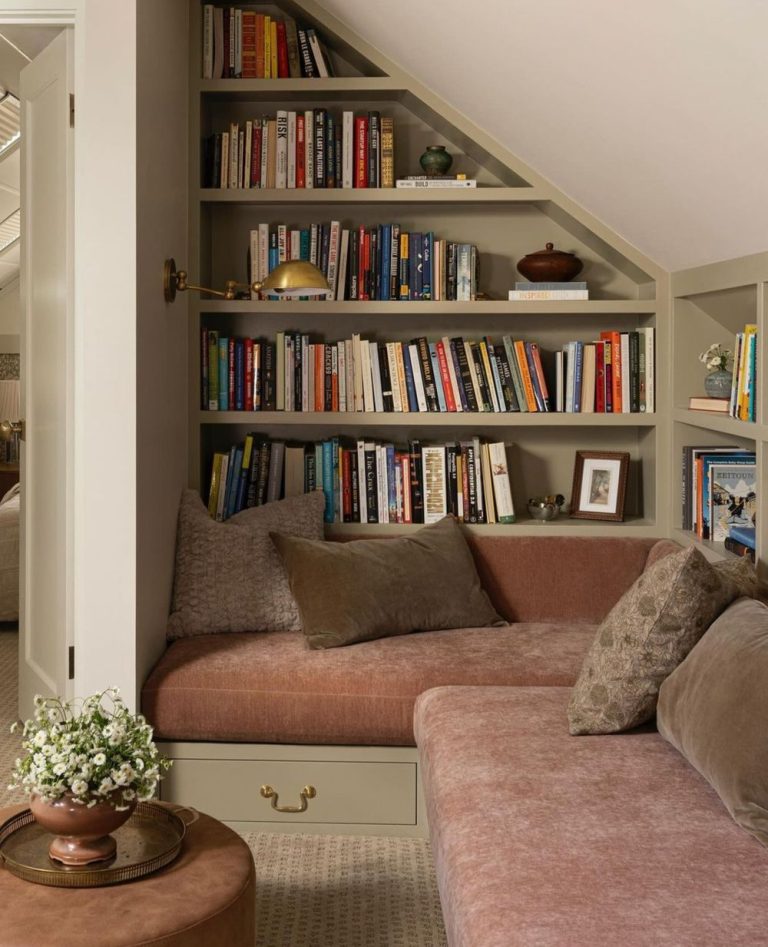 Traditional reading nook built-in bench @recasthomes