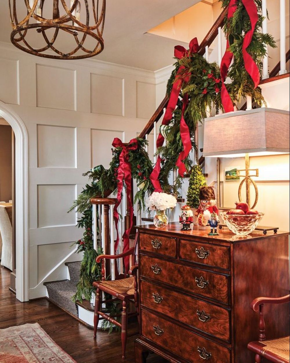 Traditional Christmas entryway Decor staircase @victoriamagazine