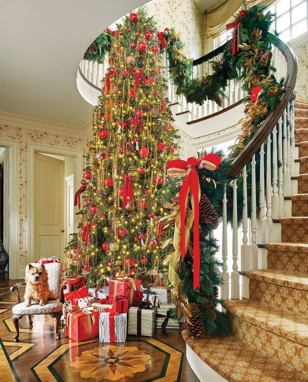 Traditional Christmas entryway tree decor @alexsviewpoint