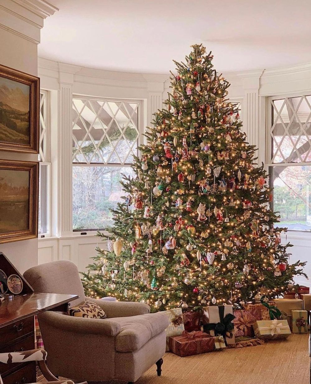 Traditional Christmas tree decor @bygeorgiagrace